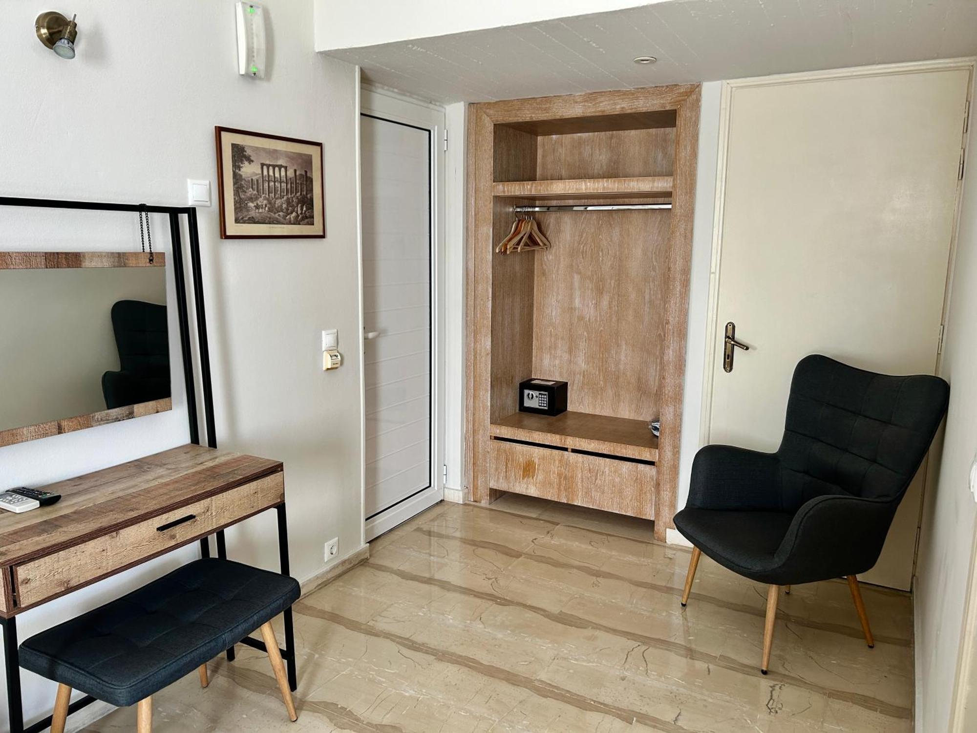Loriet Hotel Mytilíni Buitenkant foto