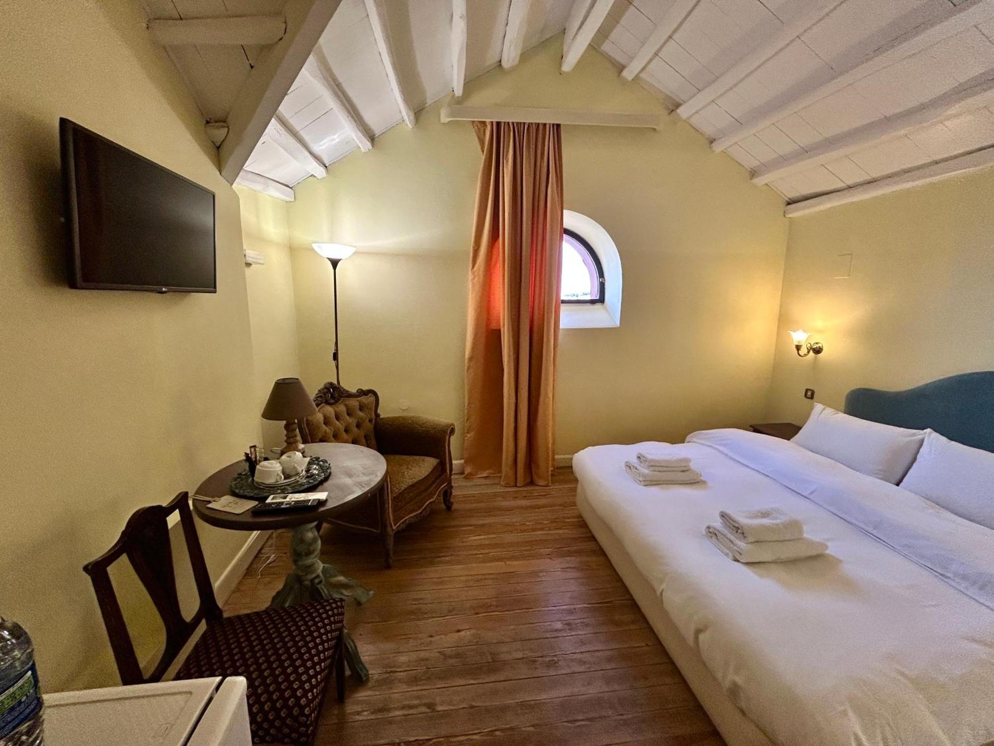 Loriet Hotel Mytilíni Buitenkant foto